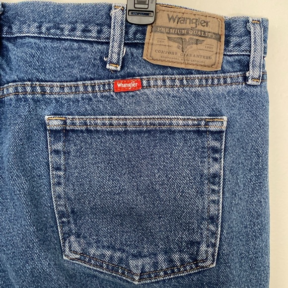 Wrangler Jeans Men’s 42x30 Blue Comfort Relaxed Fit Stone Wash Denim Cotton 42 - Picture 3 of 10